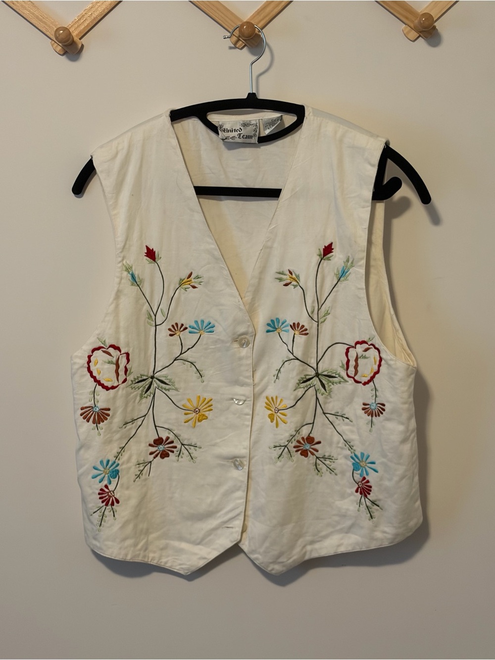 Embroidered Floral Cream Vest - Vintage-Inspired Women’s Top